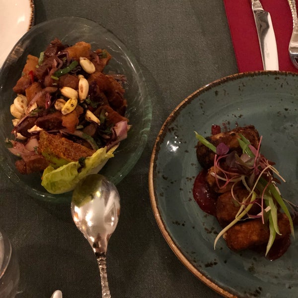 Octopus, ceviche, crispy pork belly, corn bread with chimichurri sauce, nice wine, friendly staff. They don’t open on Sundays (South American tradition so they get to spend time with their family).