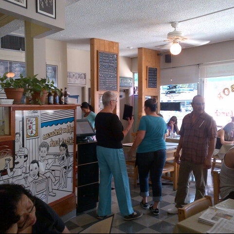 10/6/2012 tarihinde ted c.ziyaretçi tarafından Good Neighbor Restaurant'de çekilen fotoğraf