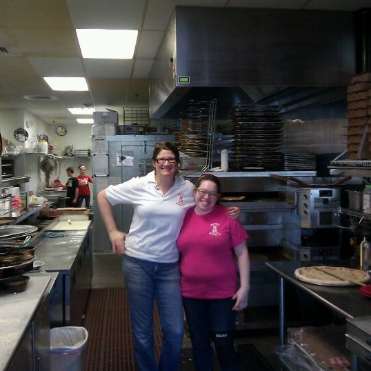 11/8/2012 tarihinde Roy R.ziyaretçi tarafından Knollas Pizza'de çekilen fotoğraf