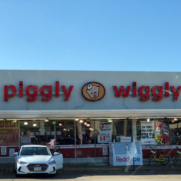 Foto diambil di Piggly Wiggly oleh David K. pada 4/30/2018.