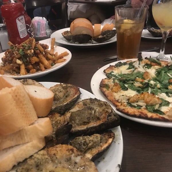 Foto scattata a Katie&#39;s Restaurant &amp; Bar da Eric G. il 11/18/2018