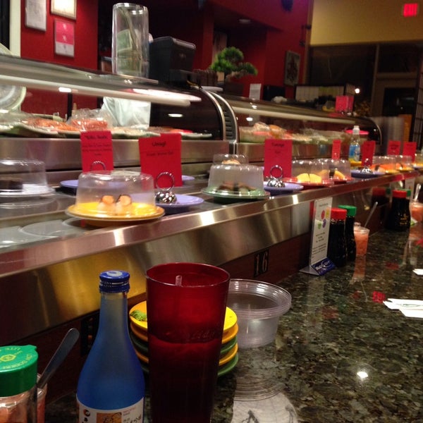 Foto tirada no(a) KiKu Revolving Sushi por Patrick em 1/5/2014