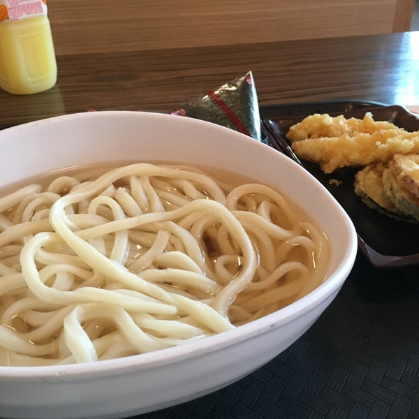 Photo taken at U:Don Fresh Japanese Noodle Station by Jim C. on 11/4/2016