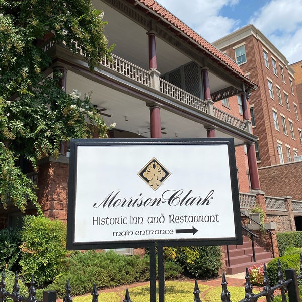 รูปภาพถ่ายที่ Morrison-Clark Historic Inn &amp; Restaurant โดย Jennifer 8. L. เมื่อ 8/28/2020