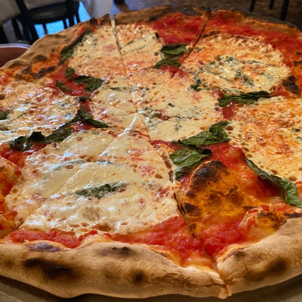 Снимок сделан в Patsy&#39;s Pizza - East Harlem пользователем Jennifer 8. L. 7/24/2021