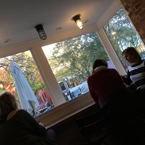 Foto tirada no(a) Three Fifty Bakery and Coffee Bar por Jennifer 8. L. em 11/10/2018