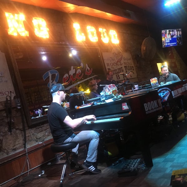 Снимок сделан в Pete&#39;s Dueling Piano Bar пользователем Jennifer 8. L. 11/19/2018