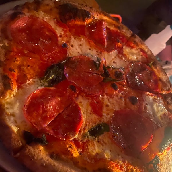Foto diambil di Roberta&#39;s Pizza oleh Jennifer 8. L. pada 8/21/2022