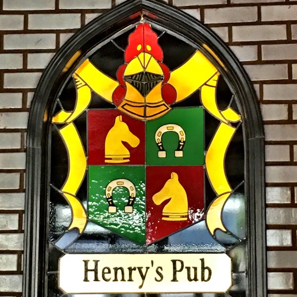 Photo taken at Henry&#39;s Pub &amp; Restaurant by Paul A. on 11/15/2015