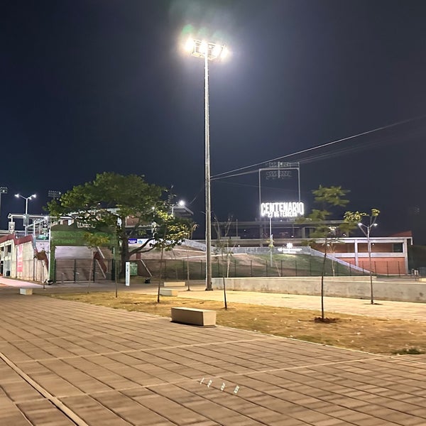 Снимок сделан в Parque de Béisbol Centenario del 27 de Febrero пользователем Elliot S. 5/14/2024