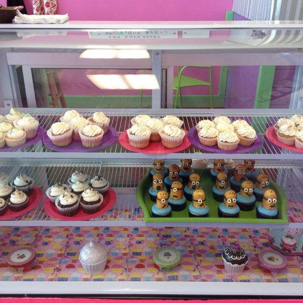 Photo taken at L.a.&#39;s Cupcakery by Montydesi on 9/21/2013