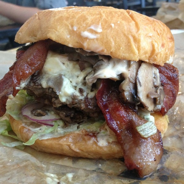 Das Foto wurde bei Blue Moon Burgers Fremont von Charlie G. am 8/16/2013 aufgenommen