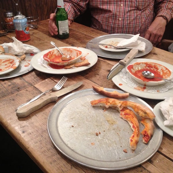 Foto tirada no(a) Bartolotta&#39;s Pizzeria Piccola por Charlie G. em 11/15/2013