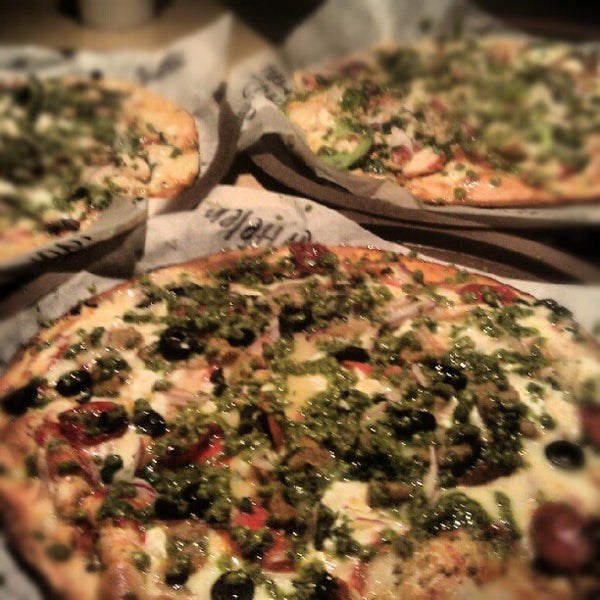 10/6/2012 tarihinde Helena R.ziyaretçi tarafından Pieology Pizzeria'de çekilen fotoğraf