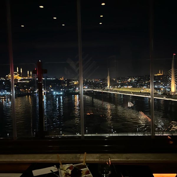 Foto scattata a Peninsula Teras Restaurant da Elif O. il 2/11/2022