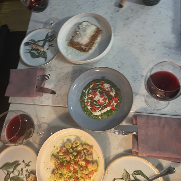 รูปภาพถ่ายที่ Aida - vino e cucina โดย Elif O. เมื่อ 3/18/2023