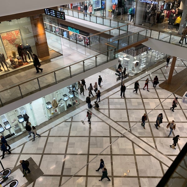 Foto tirada no(a) Aupark Shopping Center por ukushu em 10/30/2019