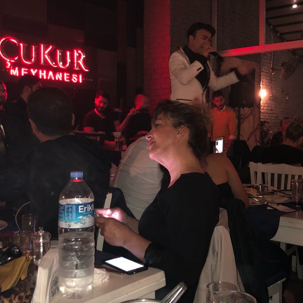 รูปภาพถ่ายที่ Çukur Meyhanesi โดย Dişi Kartal E. เมื่อ 12/15/2018