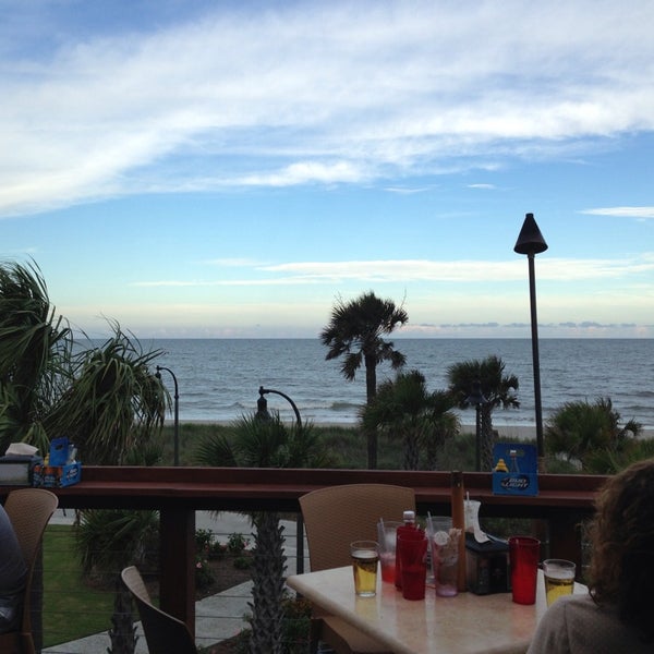 Foto tirada no(a) Sharkey&#39;s Oceanfront Restaurant por Brian W. em 7/8/2013