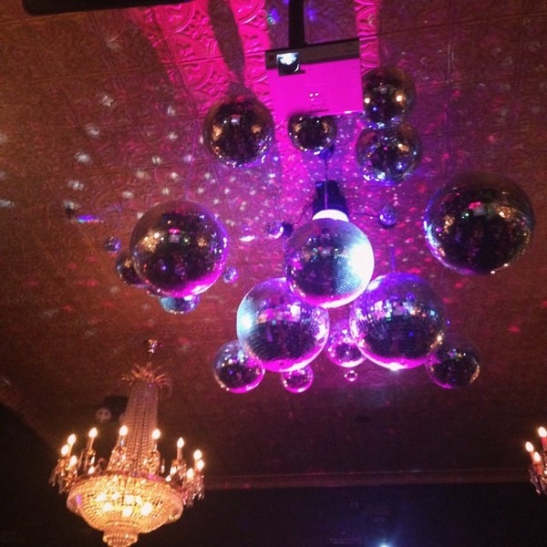 Foto diambil di Lips Drag Queen Show Palace, Restaurant &amp; Bar oleh T B. pada 6/22/2014
