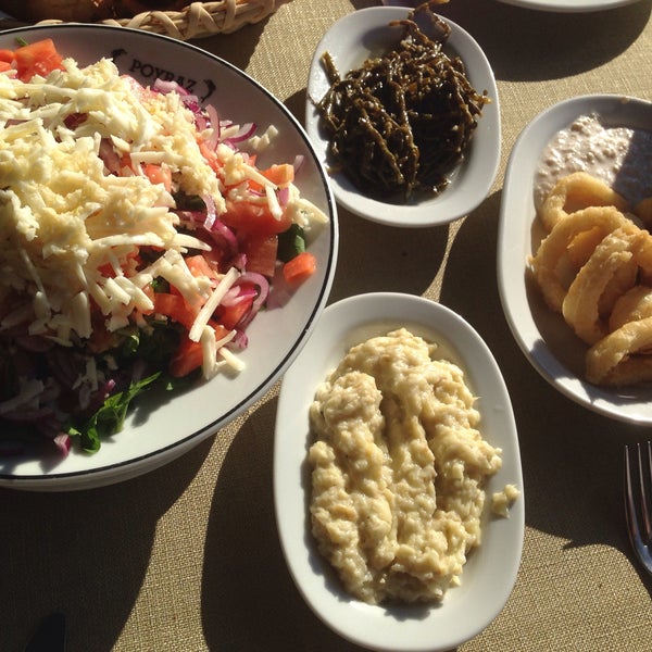 Das Foto wurde bei Poyrazköy Sahil Balık Restaurant von Ayda K. am 11/20/2015 aufgenommen