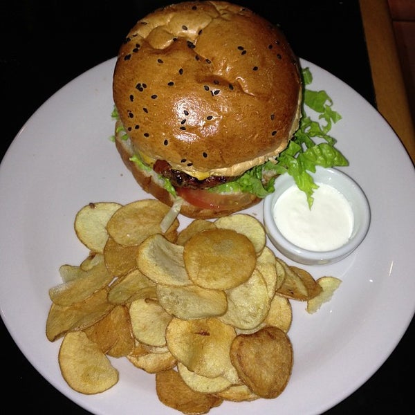 รูปภาพถ่ายที่ Burger&#39;s Club โดย Pedro V. เมื่อ 8/11/2013