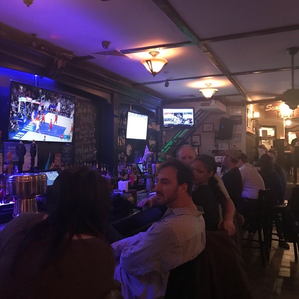 3/30/2017 tarihinde Sean F.ziyaretçi tarafından Scallywag&#39;s Bar &amp; Grill'de çekilen fotoğraf