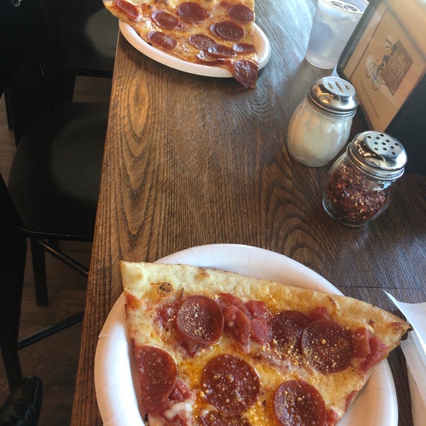 Foto scattata a Upper Crust Pizzeria da Sean F. il 10/15/2018