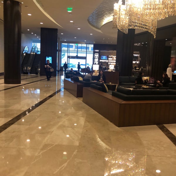 Foto diambil di Marriott Marquis Houston oleh Sean F. pada 3/13/2019