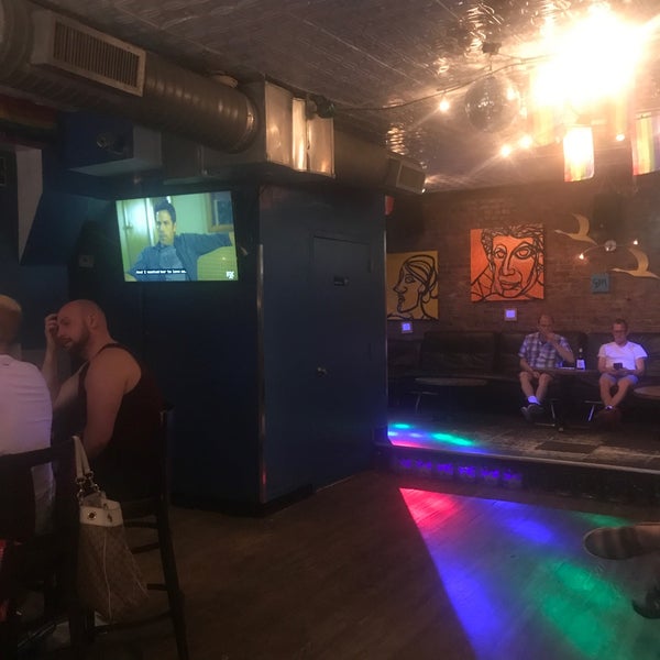 รูปภาพถ่ายที่ Posh Bar &amp; Lounge โดย Sean F. เมื่อ 6/30/2017