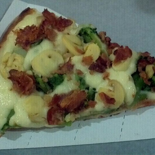 Foto tirada no(a) Vitrine da Pizza - Pizza em Pedaços por Rodrigo S. em 10/3/2012