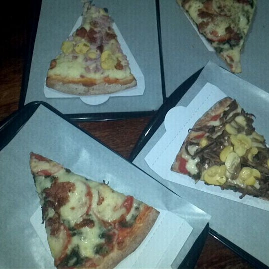 Foto tirada no(a) Vitrine da Pizza - Pizza em Pedaços por Rodrigo S. em 9/20/2012