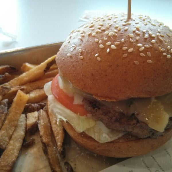 1/16/2014 tarihinde Daniel T.ziyaretçi tarafından MOOYAH Burgers, Fries &amp; Shakes'de çekilen fotoğraf