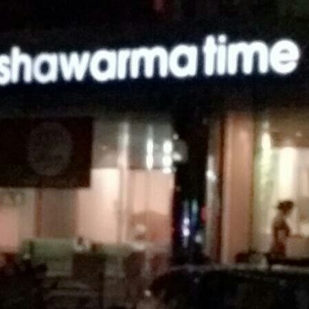 รูปภาพถ่ายที่ Shawarma Time شاورما تايم โดย JC C. เมื่อ 5/17/2014