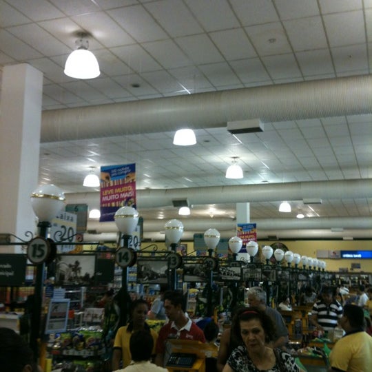 Foto tirada no(a) Savegnago Supermercados por Jonathan K. em 10/20/2012