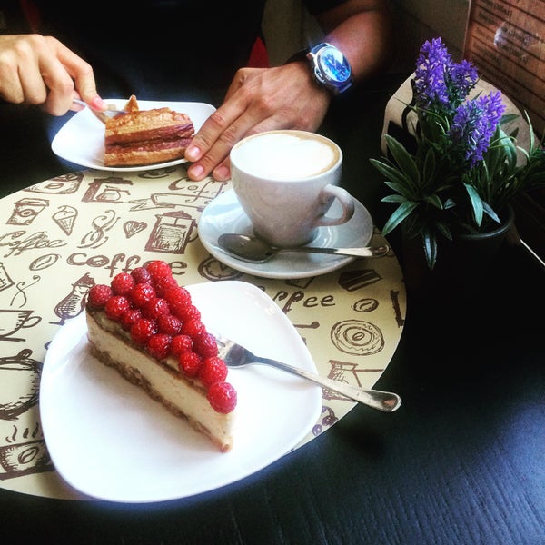 в такие коробки упаковываются тортики с собой - Picture of I Love Cake, Moscow -