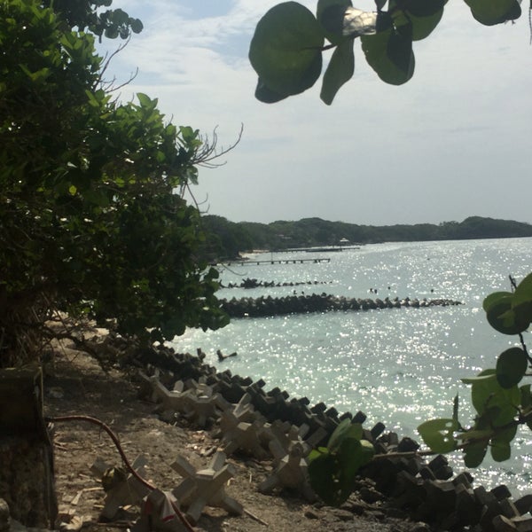 Con dos playas, Ud podrá relajarse y disfrutar de la calidad y la paz que se respira en las islas del Rosario.  Aprovechen el spa al aire libre.