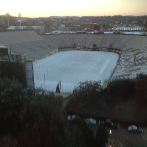 Photo taken at Nashville Marriott at Vanderbilt University by Eddie P. on 2/1/2013