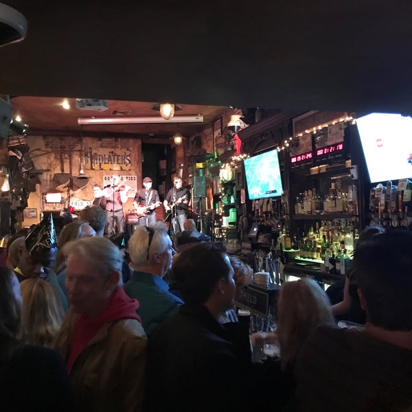Photo prise au The Field Irish Pub &amp; Restaurant par Cally F. le12/31/2018