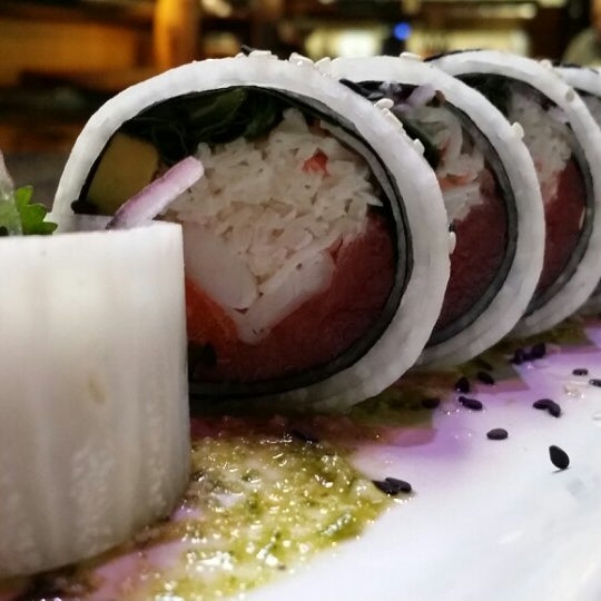 Das Foto wurde bei Sushi On A Roll von Zarlies am 6/26/2014 aufgenommen