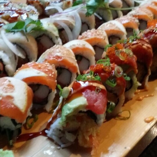 Photo taken at Sushi On A Roll by Zarlies on 3/20/2014