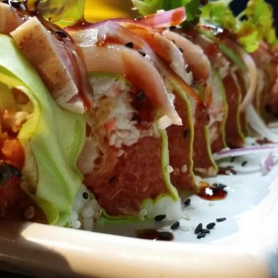 รูปภาพถ่ายที่ Sushi On A Roll โดย Zarlies เมื่อ 6/12/2014