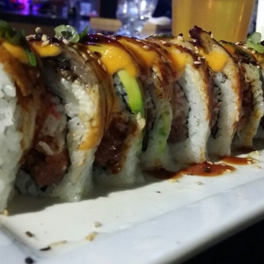 Photo taken at Sushi On A Roll by Zarlies on 6/19/2014
