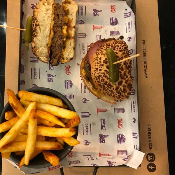 210Drc benim Ankara'da favori burger mekanım. Eti ve ekmek kalitesi çok iyi. Fakat bu kulelerdeki mekana ulaşım biraz sıkıntılı. Bira çeşitlerini görmeyi ve patatesin daha iyi olmasını umut ediyorum👍