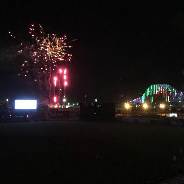 รูปภาพถ่ายที่ Whataburger Field โดย William E. เมื่อ 7/6/2017