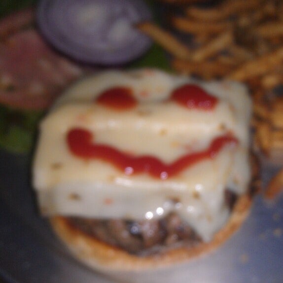 3/16/2013 tarihinde Jon B.ziyaretçi tarafından Burger It Up'de çekilen fotoğraf