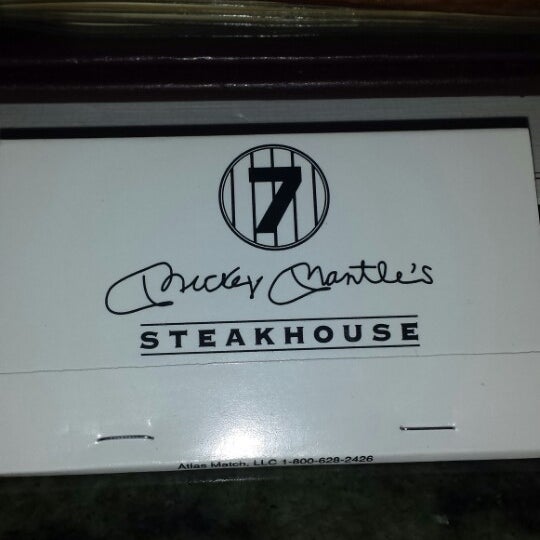 รูปภาพถ่ายที่ Mickey Mantle&#39;s Steakhouse โดย Steve D. เมื่อ 7/3/2013