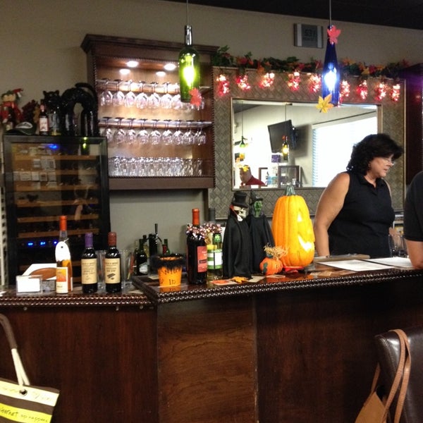10/10/2013 tarihinde Brandi B.ziyaretçi tarafından Time To Make Wine Winery, Wine Making Supplies &amp; Brew Shop'de çekilen fotoğraf