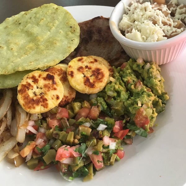 รูปภาพถ่ายที่ GIZI Gastronomía Saludable โดย Liz O. เมื่อ 9/5/2019