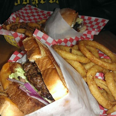 11/15/2012 tarihinde Amanda B.ziyaretçi tarafından Burger Brats'de çekilen fotoğraf